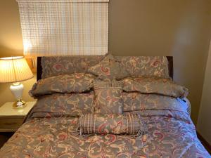 Postel nebo postele na pokoji v ubytování Private Guest Bedroom-1W West Room - Close to Lake Michigan