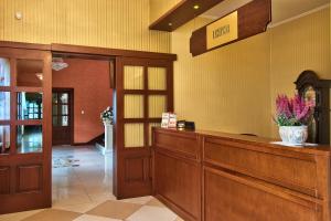 Lobby alebo recepcia v ubytovaní Hotel - Dworek Tryumf