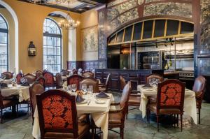 un ristorante con tavoli e sedie in una stanza di Omni Royal Orleans Hotel a New Orleans