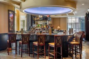 un bar con sgabelli in una stanza con bar di Omni Royal Orleans Hotel a New Orleans