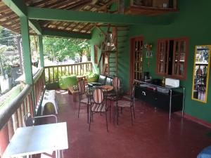Albergue Muzy في سانا: شرفة مع طاولة وكراسي على السطح