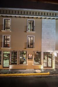 a building with windows on a street at night at Hotel Majova Inn Xalapa in Xalapa