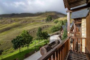 Una vista de un tren desde un balcón de una casa. en NOGUERA de Alma de Nieve, en Baqueira Beret