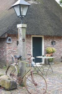 ein Fahrrad wird neben einem Lichtmast geparkt in der Unterkunft B&B Onze Deel in Hijken