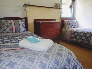 A bed or beds in a room at Glenbrook House & Cottage