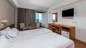 Postel nebo postele na pokoji v ubytování Sirene Beach Hotel
