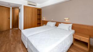 Postel nebo postele na pokoji v ubytování Sirene Beach Hotel