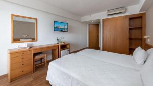 Postel nebo postele na pokoji v ubytování Sirene Beach Hotel