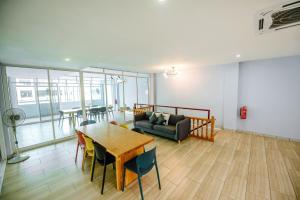 a living room with a table and a couch at Semrock Hotel 仙乐酒店 in Semporna