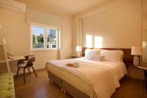 Un dormitorio con una cama y un escritorio y una ventana. en QUAD 2, en Lisboa
