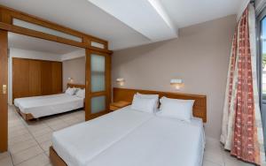Postel nebo postele na pokoji v ubytování Sirene Beach Hotel