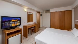 Postel nebo postele na pokoji v ubytování Sirene Beach Hotel