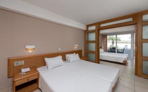 Postel nebo postele na pokoji v ubytování Sirene Beach Hotel