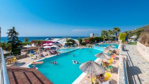 Bazén v ubytování Sirene Beach Hotel nebo v jeho okolí