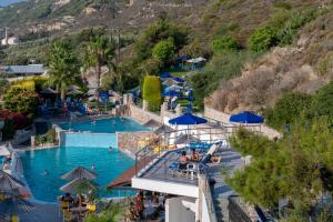 Bazén v ubytování Sirene Beach Hotel nebo v jeho okolí