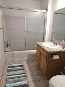 y baño con lavabo, ducha y aseo. en Pasadena Room with private bathroom, en Pasadena