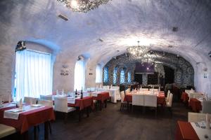 Restoran või mõni muu söögikoht majutusasutuses Letuchaya Mysh Hotel