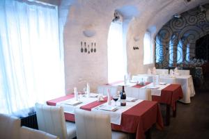 Restoran või mõni muu söögikoht majutusasutuses Letuchaya Mysh Hotel