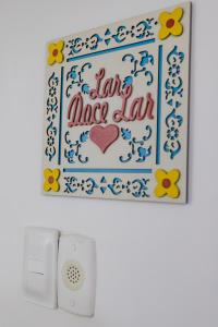 Una foto de una pared con un cartel que dice que dejó a Maza Ian en Cafofo Nice, en Río de Janeiro