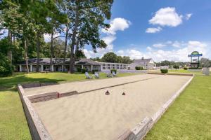 Tennis at/o squash facilities sa Days Inn by Wyndham Natchez o sa malapit