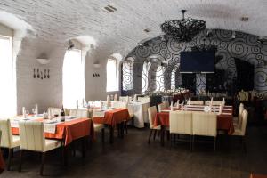 Restoran või mõni muu söögikoht majutusasutuses Letuchaya Mysh Hotel