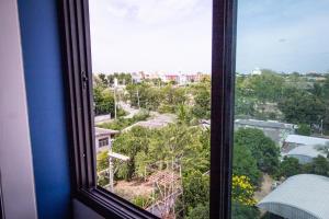 une fenêtre avec vue sur la ville dans l'établissement K2Green Hotel, à Suphanburi