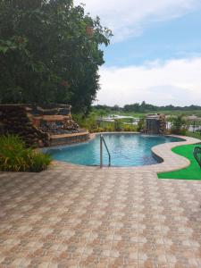 een zwembad in een resort bij Monty's Riverside View Resort in San Antonio