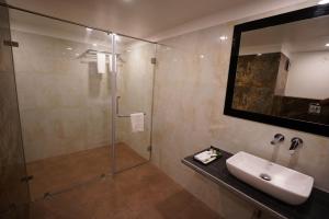 Koupelna v ubytování Hotel Indo Prime