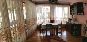 d'une salle à manger avec une table et quelques fenêtres. dans l'établissement Casa Teodora, à Băile Felix