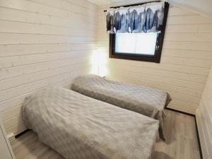 Dos camas en una habitación con ventana. en Levillas Sointuilevi 32, en Levi