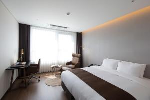 Letto o letti in una camera di Ramada by Wyndham Daejeon