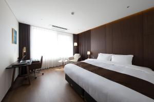 Letto o letti in una camera di Ramada by Wyndham Daejeon