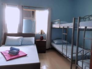 En eller flere senger på et rom på Connecting Flight Mactan Cebu Hostel