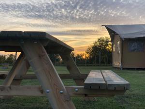 Východ nebo západ slunce při pohledu z luxury tent nebo okolí