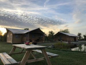 Příroda nedaleko luxury tent