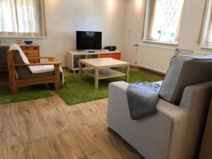 ein Wohnzimmer mit Sofa und Tisch in der Unterkunft Ferienwohnung Rose in Villingen-Schwenningen