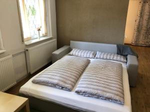 duże łóżko w pokoju z oknem w obiekcie Ferienwohnung Rose w mieście Villingen-Schwenningen