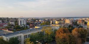 uma vista para uma cidade com edifícios e uma auto-estrada em Apartament BelleView em Tulcea