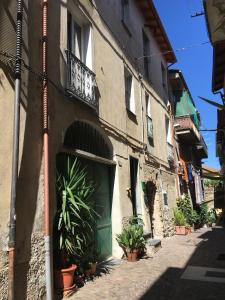 um edifício com plantas na frente de uma porta em Case Rossa e Blu em Villanova dʼAlbenga