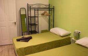 Un pat sau paturi într-o cameră la Colors Rooms