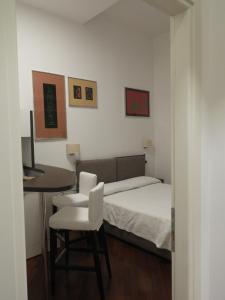A bed or beds in a room at Luca Giordano 142 B&B