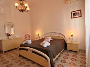 um quarto com uma cama e duas mesas e um espelho em casa vicino mare ( sea rocks cottage) em Marina di Mancaversa