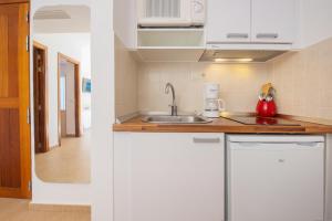 Кухня или мини-кухня в Hotel Playa Mondrago
