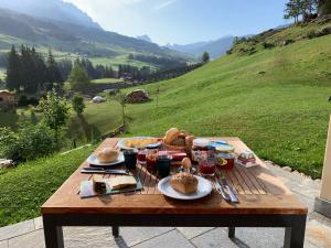 uma mesa de piquenique com comida e vista para uma colina em Antorè em Badia