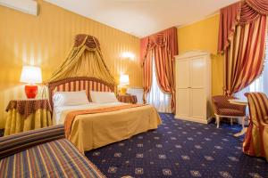 ein Hotelzimmer mit einem Himmelbett in der Unterkunft Ca' Bragadin e Carabba in Venedig