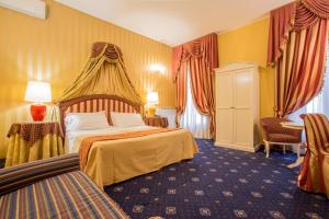 a hotel room with a bed with a canopy at Ca' Bragadin e Carabba in Venice