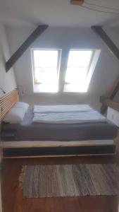 Кровать или кровати в номере Helle Dachgeschosswohnung für 8 Personen in zentraler Lage