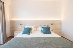 Кровать или кровати в номере Hotel Playa Mondrago