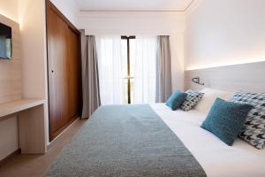 Кровать или кровати в номере Hotel Playa Mondrago