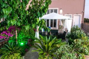 A garden outside Luxury Suites in Stavromenos